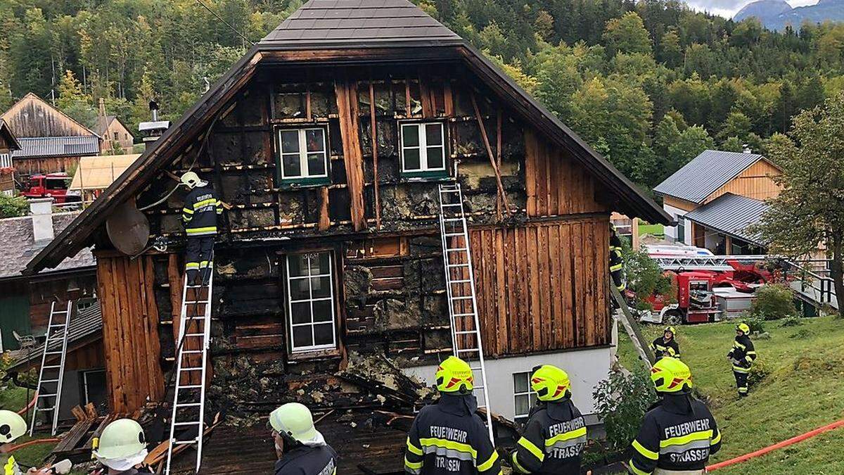 Die Fassade musste zwecks Suche nach Glutnestern entfernt werden