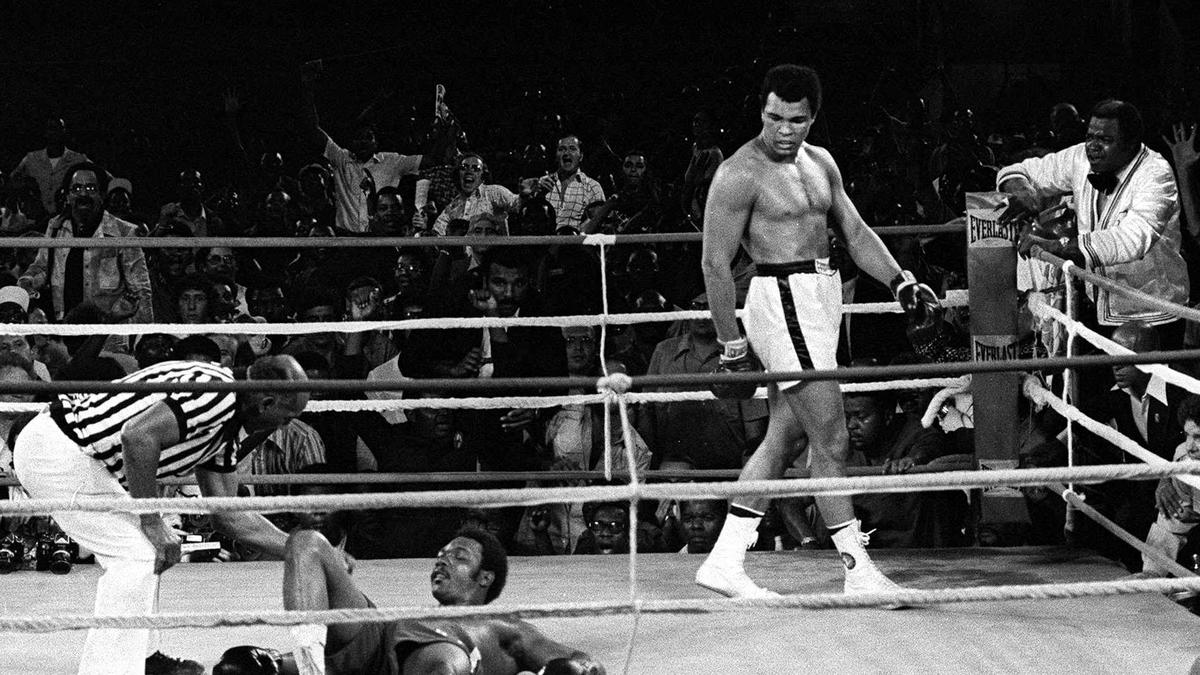 Muhammad Alis Blicke auf den am Boden liegenden George Foreman signalisieren: Der Kampf ist zu Ende