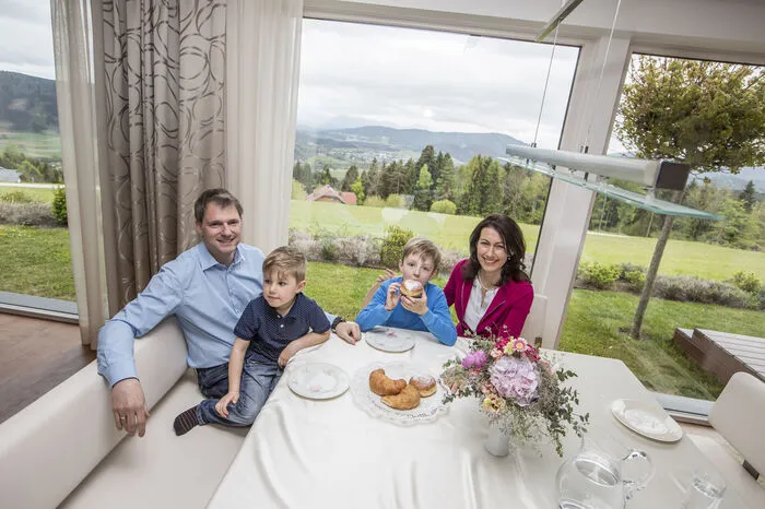 Ein großer Tisch im Wohn- und Essbereich - mit wunderbarer Aussicht - ist auch  Kommunikationsmittelpunkt der Familie.