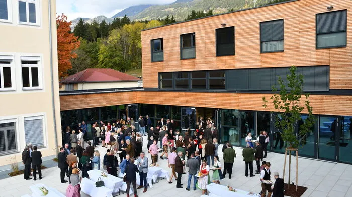 Mit neuem Zubau präsentierte sich das landwirtschaftliche Bildungszentrum Litzlhof Freitagvormittag im Zuge der Eröffnung nach dem Umbau.