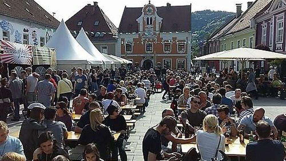 Erinnerungen an das Public-Viewing 2016: Der Hauptplatz war beim Street-Food-Festival mehr als voll