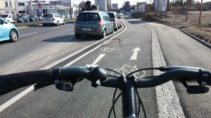 Nur auf einem kurzen Teilstück werden Fußgänger und Radfahrer getrennt geführt. Meistens müssen sie sich - wie in Graz oft üblich - die Verkehrsfläche teilen.