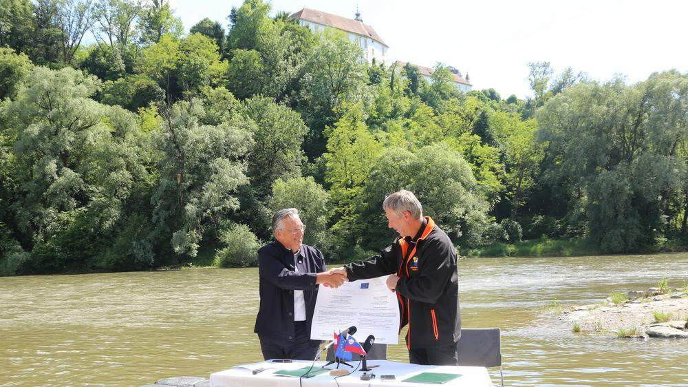 Die Bürgermeister Stanislav Rojko und Karl Lautner bei der Unterzeichnung der Vereinbarung