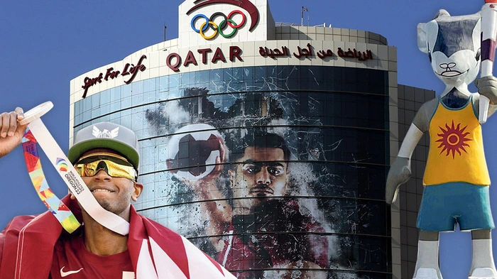 Hochspringer Mutaz Essa Barshim sorgte in Tokio 2020 für die Goldmedaille. Die olympische Symbolik ziert in Doha bereits Gebäude. Und ein Maskottchen stünde parat