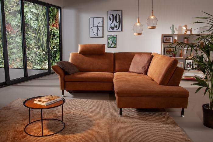 Domino - gemütlich, in einer mediterranen Farbe gehalten und mit abgerundeten Ecken entspricht das Sofa allen Trends der Saison
