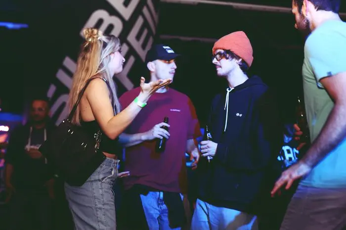 Und das schaffte er. Einige Gäste tanzten vor der Bühne. Diese wurde sehr kreativ gestaltet: Hinter dem DJ-Pult ragte ein beinahe saalhoher Turm aus farbig beleuchteten, leeren Heizöltanks auf. Mit Echox, Bassline Temptress, Axony, Flowkey und Day-Sho standen fünf DJs auf dem Programm, die unterschiedliche Musikrichtungen präsentierten.