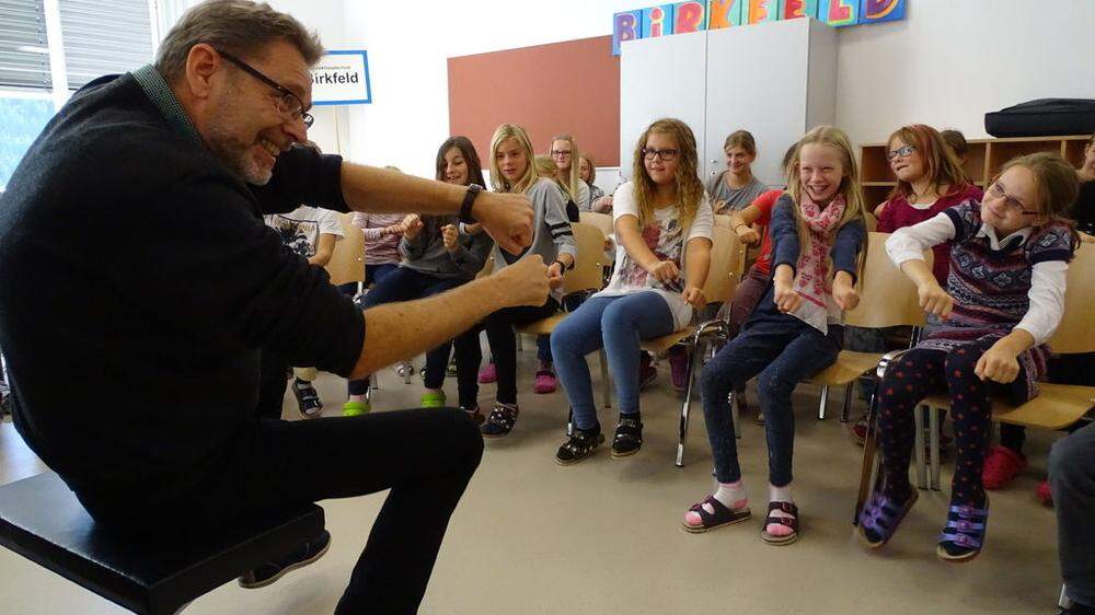 Muntermacher: Franz Herzog „fährt“ mit der Klasse durch die Schule, die Kinder lenken mit
