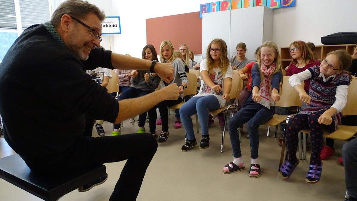 Muntermacher: Franz Herzog „fährt“ mit der Klasse durch die Schule, die Kinder lenken mit