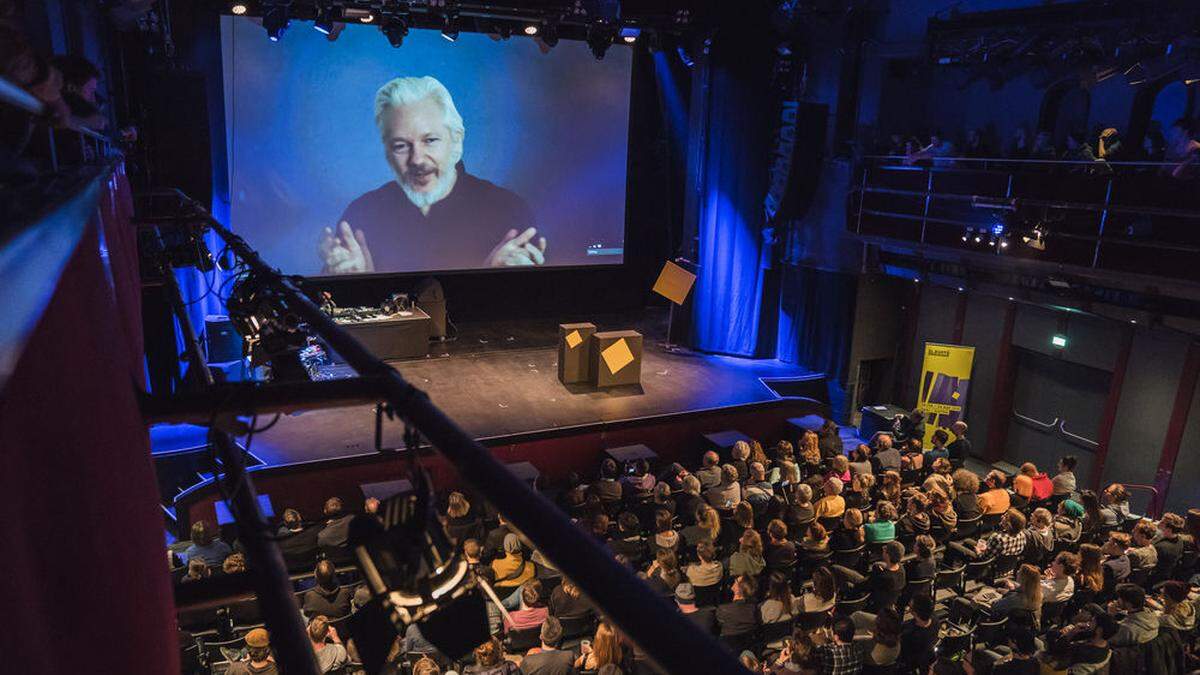 Julian Assange war bei der Eröffnung live zugeschaltet