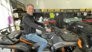 Gerhard Horn, hier in seinem Verkaufsraum in Judenburg, bietet neben einer kanadischen Premium-Marke neuerdings auch chinesische Produkte an