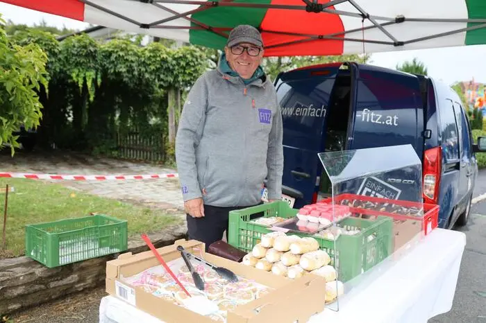 Zum großen Hit wurden neben dem Steckerlfischstand der Feuerwehr Grasdorf wie schon seit Jahrzehnten die Fitz-Marktschaumrollen