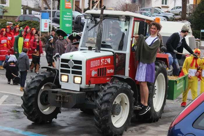 Auch ein Traktor mit einem feschen Dirndl war beim Umzug dabei.