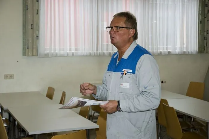 Unter fachkundiger Führung von Ausbilder Friedrich Wolf, der zu Beginn eine kurze Einführung über das Ausbildungswesen gab, wurden die verschiedenen Abteilungen besucht.