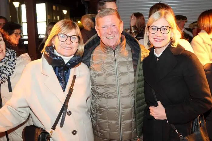 Aus dem Lachen nicht heraus kamen unter anderem Krankenhaus St. Veit–Direktor Manfred Kraßnitzer, Staatsanwältin Daniela Zupanc, Kärntner Bildungswerk-Obmann Karl Huber, Architekt Stefan Kogler, die Ärztinnen Sabine Kraßnitzer und Sabine Wolkenstein, Filmemacher Günther Werner sowie Bundesrätin Sandra Lassnig (rechts).