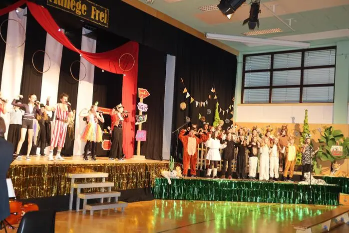 Die Schülerinnen und Schüler der 2a-Klasse wurden bei den einzelnen Auftritten vom Chor der 1a-Klasse unter der Leitung von Verena Büchsenmeister unterstützt