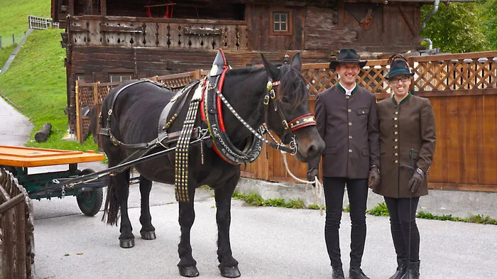 Sabine und Konrad Ponholzer mit ihrer Stute Nina auf dem Weg zur Aufbahrungshalle.