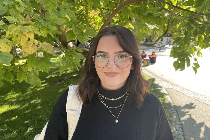 Paula Pfandl, 17 Jahre aus Klagenfurt, 1. Semester: Ich habe mir vor kurzem ein Motorrad gekauft und merke die Preissteigerung daher extrem beim Tanken. Schwierig wird es auch, wenn etwas plötzlich kaputtgeht und man es neu anschaffen muss. Geburtstagsgeschenke für Freunde gehen auch ins Geld, sie werden jetzt aber einfach persönlicher oder man legt jetzt mit anderen zusammen.
