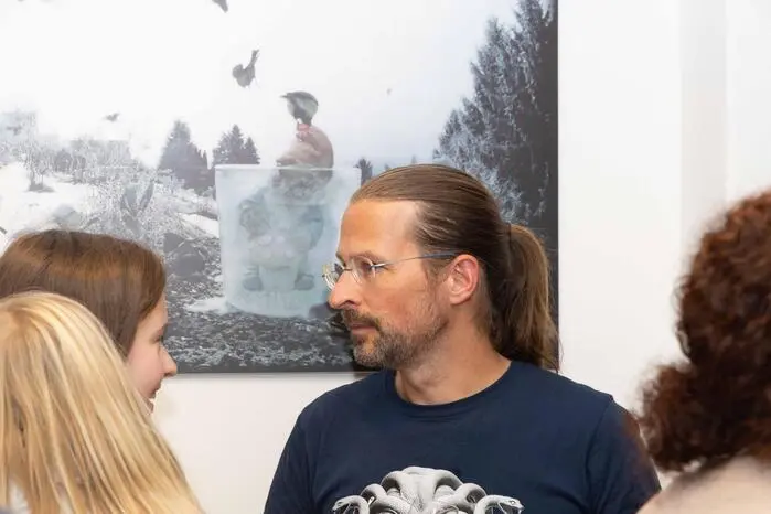 Durch digitale Bearbeitung verschmelzen Naturbeobachtung und künstlerische Gestaltung. So entsteht ein spannendes Zusammenspiel von Zufall, Technik und Ästhetik. Die Ausstellung lädt ein, Kunst im Einklang mit der Natur neu zu entdecken. Zu sehen ist sie noch bis 30. November in den Galerieräumen der Pfarrei.