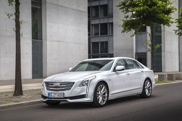 Damit die Leistung auch auf den Asphalt kommt, ist der CT6 mit Allradantrieb ausgestattet. Obendrauf verbauen die Amerikaner eine aktive Hinterachslenkung, die bei langsamerem Fahren den Wendekreis verkürzt.