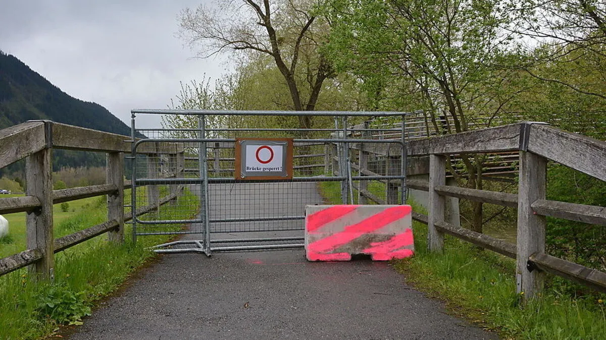 Vorerst ist die Radbrücke gesperrt - wie lange die Sperre dauert, ist noch nicht fix 