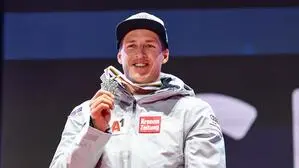 Raphael Haaser mit seiner Silbermedaille