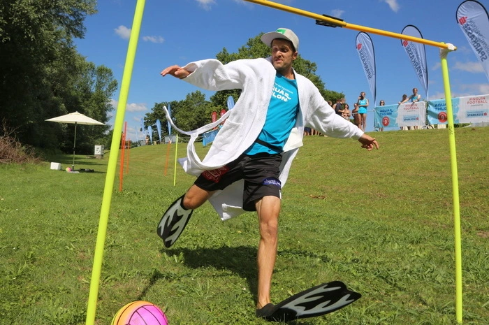 … und Pinguin Football mit den Taucherflossen stellten Kraft, Geschicklichkeit und Balance auf den Prüfstand