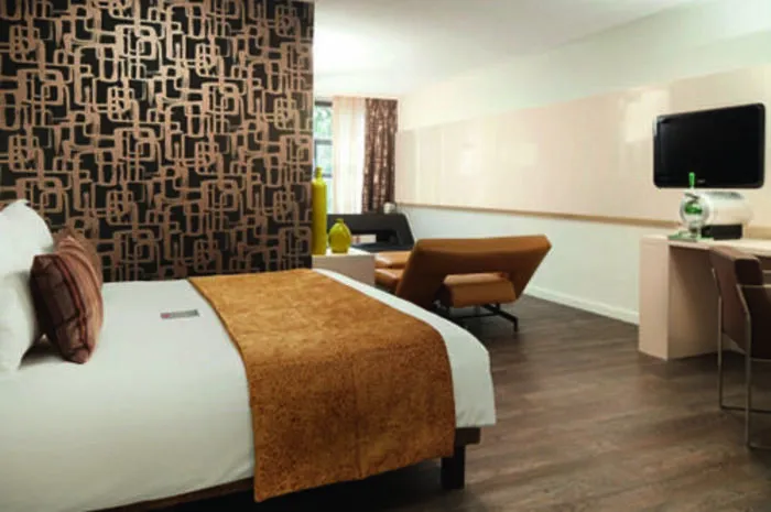 Aber das ist nur ein Teil des Konzepts: „Wir entschieden uns für ein nachhaltiges System von Mitsubishi Electric zum Kühlen und Heizen sowie zur Warmwasserversorgung des Hotels. Das System verursacht keine CO2-Emmissionen und spart 30 bis 40 Prozent Energie im Vergleich zur ersetzten gasbetriebenen Zentralheizung und Warmwasseranlage“, sagt Taco van der Meer, Inhaber des Hotels.