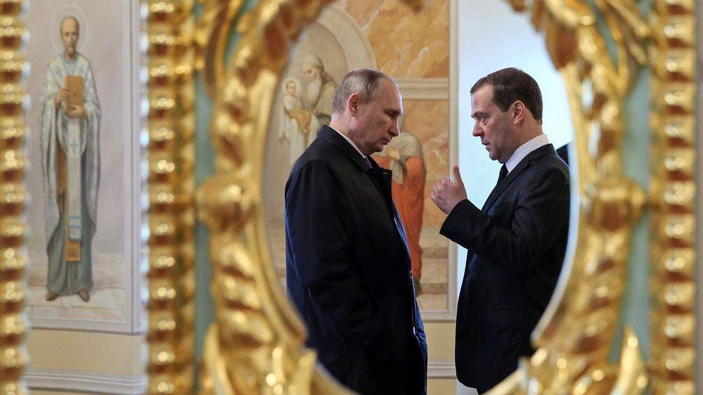Der russische Ex-Präsident Dmitri Medwedew mit seinem Vorgänger und Nachfolger Wladimir Putin.