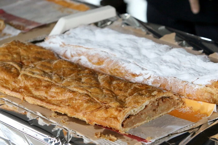 Ein neun Meter langer Weihnachtsstrudel, der von den Bäckereien Stocklauser und Vallant sowie der Cafe-Konditorei „Kiebitz“ zur Verfügung gestellt wurde, konnte gegen eine freiwillige Spende erworben werden. 