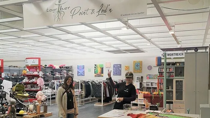 Im neuen Together Point im Villach Einkaufszentrum (VEZ) können Menschen gegen einen Richtpreis, Kleider, Bücher, Geschirr und andere Dinge, die gerade notwendig sind, erhalten