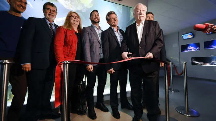 Alt-Bürgermeister Michael Häupl (2.v.r.), Direktor Michael Mitic (3.v.r.) und einige andere eröffneten am Mittwoch die neue Abteilung für tropische Meerestiere im Haus des Meeres in Wien.
