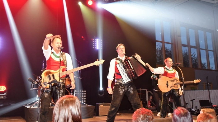Voll auf ihre Rechnung kamen die Schlagerfans bei der Ostergala in der Hartberghalle - heizten doch Melissa Naschenweng, Ross Antony und „Die jungen Zillertaler“ die Stimmung richtig auf, ...