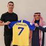 Cristiano Ronaldo mit seinem Trikot und Al-Nassr-Präsident Musalli Al-Muammar