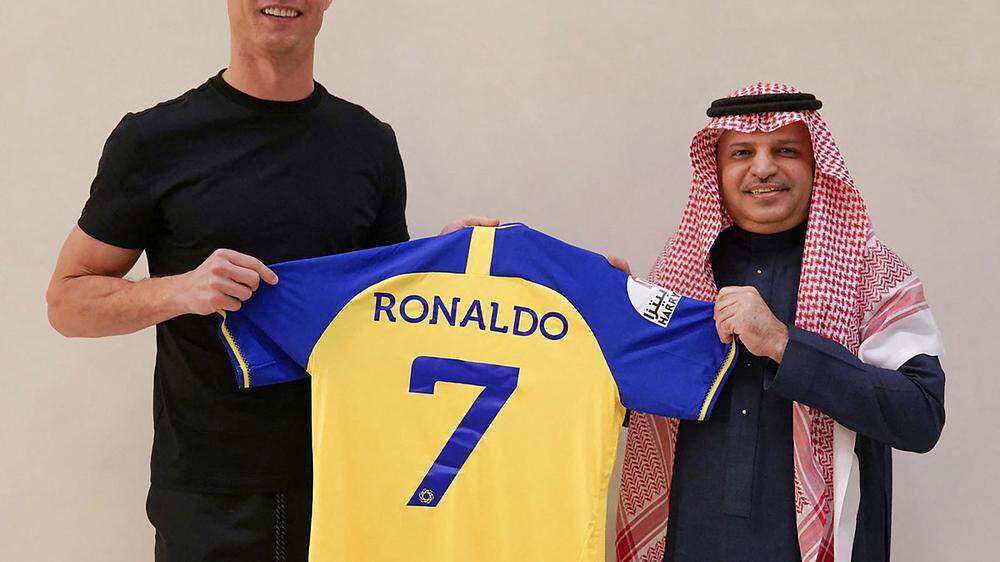 Cristiano Ronaldo mit seinem Trikot und Al-Nassr-Präsident Musalli Al-Muammar