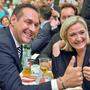 Strache mit Le Pen - bei weniger kostspieligen Getränken als Champagner