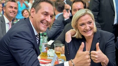 Strache mit Le Pen - bei weniger kostspieligen Getränken als Champagner
