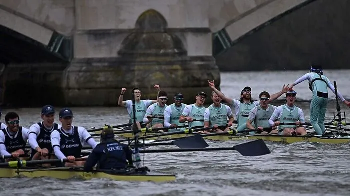 Cambridge (in Hellblau) gewannen die 168. Auflage