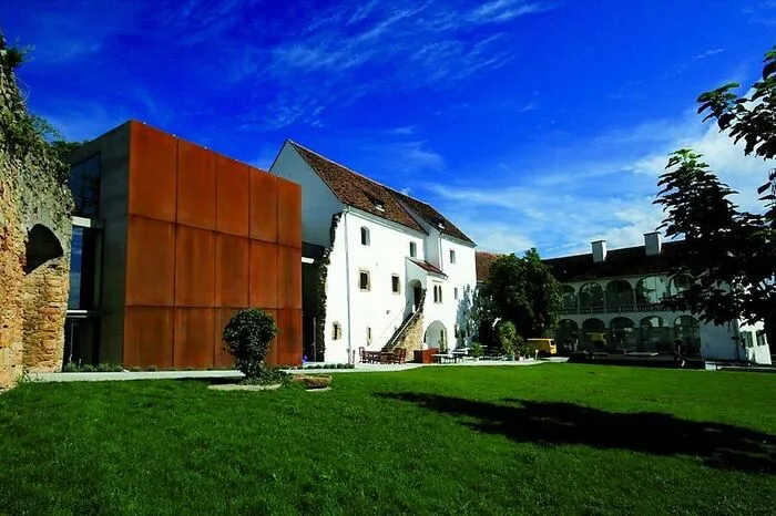 In diesem Jahr werden nach einer coronabedingten Verzögerung das neue Frischewerk und der Ringana-Campus in St. Johann/Haide in Betrieb gehen. Im Jänner entscheidet die Stadt Hartberg über die Zukunft des Schlosses, das Teil von Ringanas "Boost the City"-Konzept werden soll.