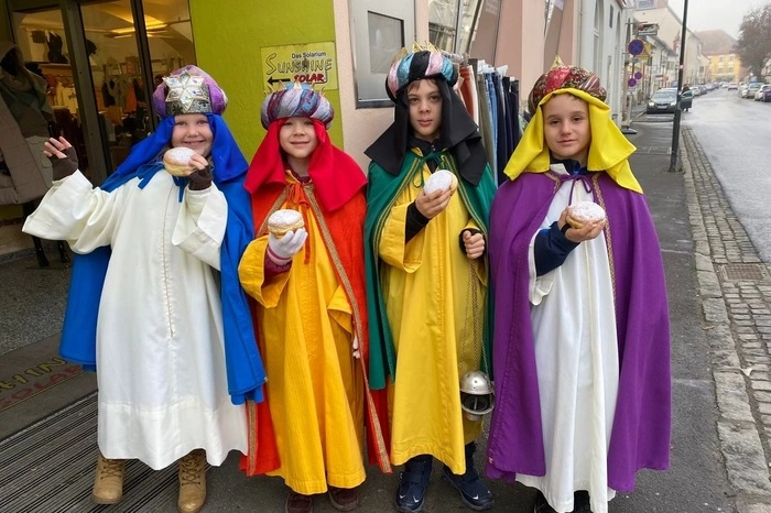Diese fleißigen Sternsinger aus Bad Radkersburg holten sich einen Krapfen als Stärkung für den Weg
