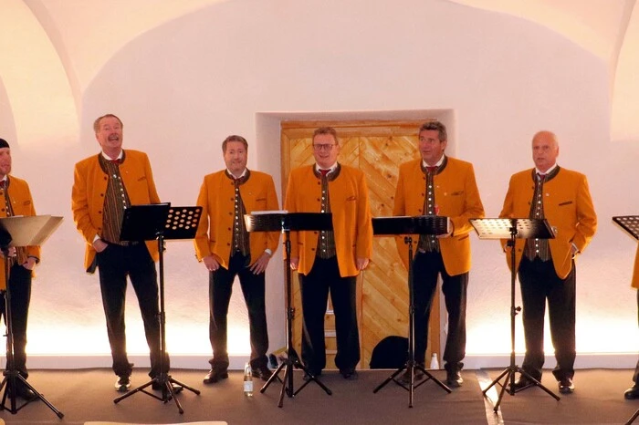 Die Truppe um den Hausherren Werner Glanzer als Chorleiter, war glänzend disponiert und ließe sowohl solistisch als auch von der Chorkompaktheit keine Wünsche offen, was auch zu "Standing ovations" am Ende des vielbeachteten Programmes führte. 