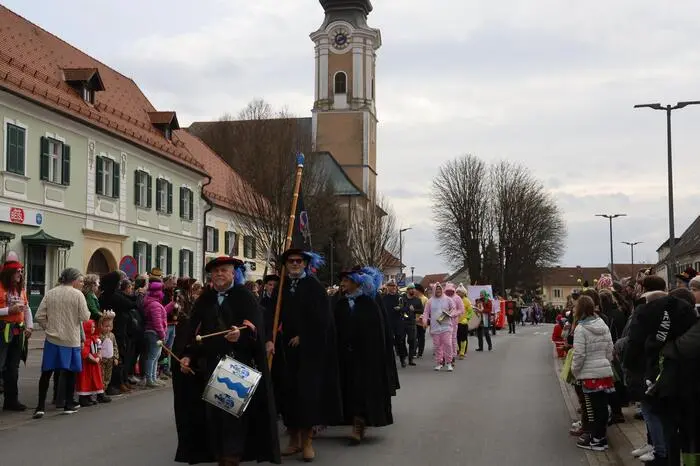 Angeführt von den Landsknechten zogen Hunderte bunt kostümierte Gäste und originelle Motivwägen auf dem Gnaser Hauptplatz ein.