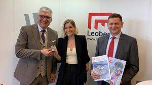 Gerhard Lukasiewicz, der scheidende Pressechef der Stadt Leoben, seine Nachfolgerin Kerstin Neukamp, und Bürgermeister Kurt Wallner