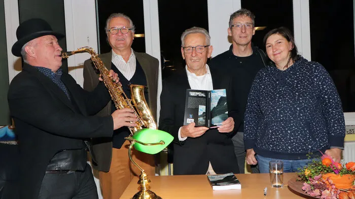 Am Foto von Links: Wolfgang „Sax Wolfi“ Pertl, Werner Schachner (Obmann Kulturverein Bodensdorf), Walfried Klammer, Walter Klammer (Sohn) und seine Lebensgefährtin Birgit Juritsch.