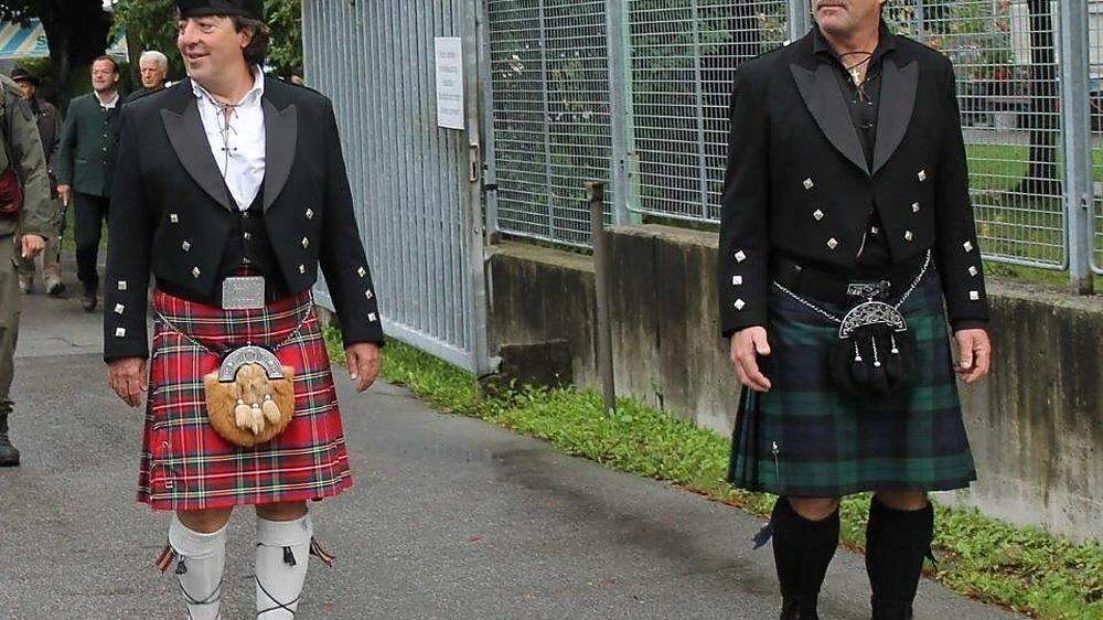 Reinhard Angerer und Walter Eisendle sind die Obmänner der Osttiroler „Schotten“. Bei Festlichkeiten werfen sie sich in den traditionellen Kilt 	 