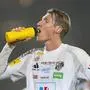WOLFSBERG,AUSTRIA,07.DEC.24 - SOCCER - ADMIRAL Bundesliga, Wolfsberger AC vs Linzer ASK. Image shows Simon Piesinger (WAC). Keywords: bottle. 
Photo: GEPA pictures/ Matthias Trinkl