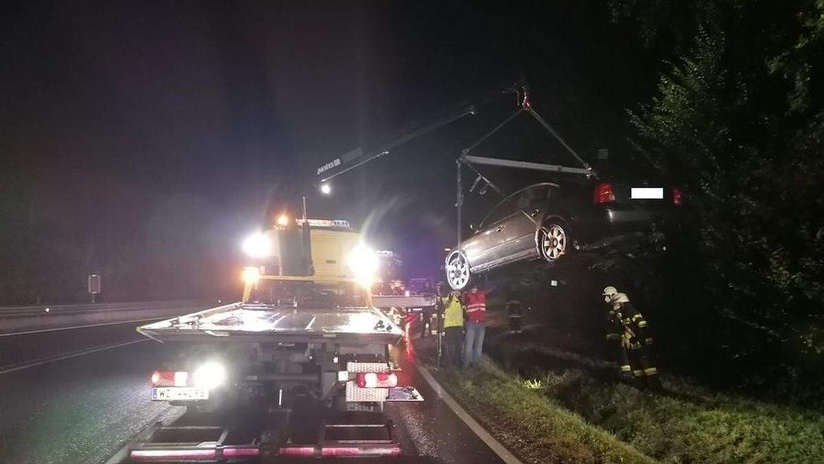 Der Wagen wurde vom Abschleppdienst mitgenommen.