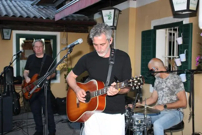 Nicht nur der „Blonde Engel mit der Kapelle zum guten Ton“ spielte groß auf, auch Norbert Wally, Albrecht Klinger und Karlheinz Miklin von der vielfach ausgezeichneten Gruppe „The Base“ präsentierten einen musikalischen Querschnitt aus insgesamt fünf Alben der letzten 30 Jahre ihres Bestehens. 