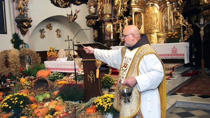 Die Landjugend Gößnitz hatte eine prächtige Erntekrone gebunden, die in der Prozession mitgetragen wurde. Mit dabei waren auch geistliche Schwester aus Eisenstadt und Frauenkirchen, welche der Gnadenstatue einen Besuch abstatteten, sowie Bürgermeister Kurt Riemer.