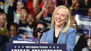 November 4, 2025: ABIGAIL SPANBERGER, 46, a former CIA operative who served three terms in Congress becomes Virginia s next governor and the first woman to hold the state s highest office. File Image Shot On: November 1, 2025, Norfolk, Virginia, USA: ABIGAIL SPANBERGER, 46, brings her campaign for Governor of Virginia to The Chartway Arena at Old Dominion University in Norfolk. Former President Obama attended in support. Norfolk USA - ZUMAm90_ 20251101_new_m90_015 Copyright: xJeffxMoorex