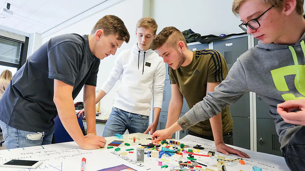 Aus Legosteinen wird ein Miniatur-Restaurant gebaut